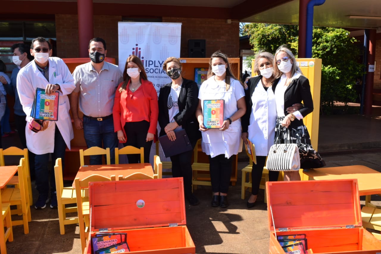 Entregaron muebles y libros para escuelas de Bernardo de Irigoyen
