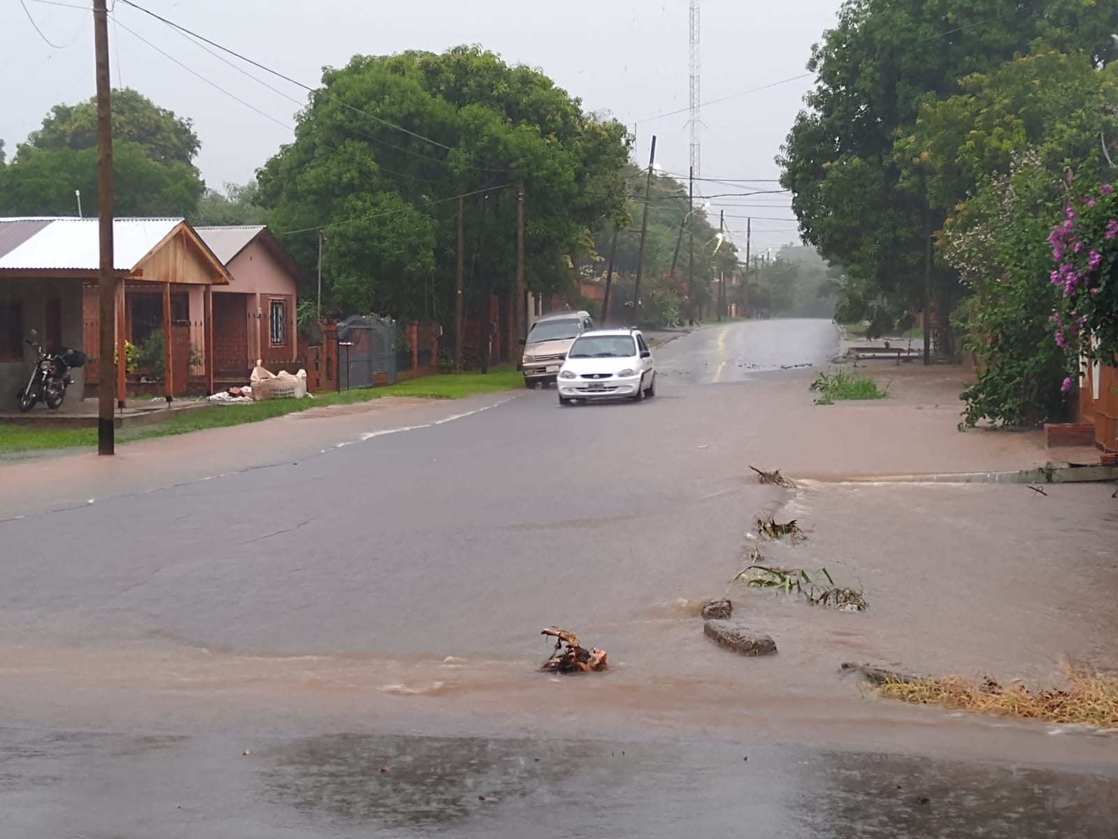 Iguazú: Se multiplican las calles y viviendas inundadas por la intensa lluvia