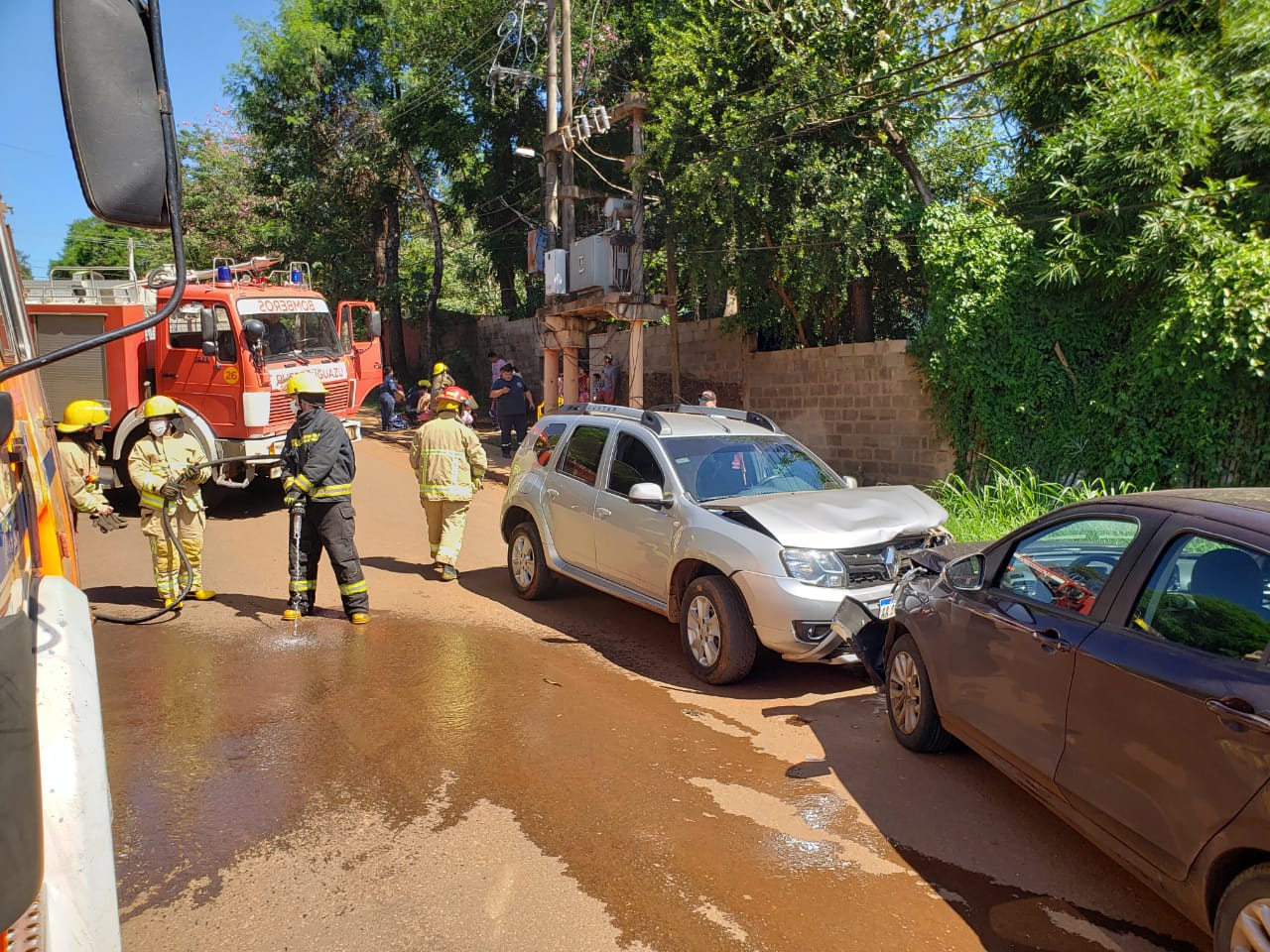Choche frontal dejó lesionados y daños materiales