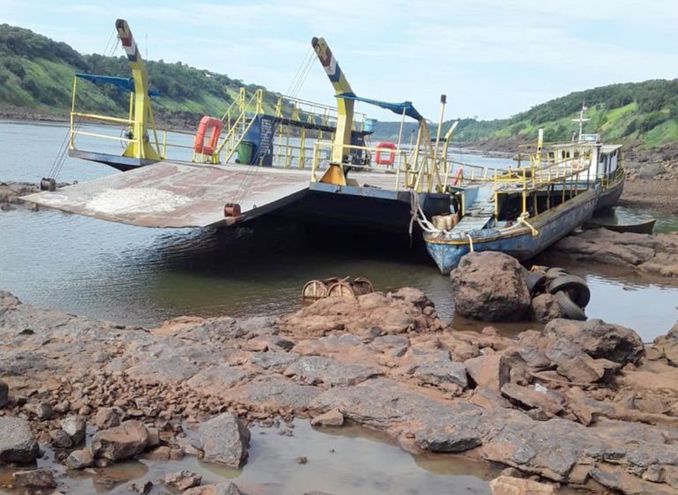 Por la bajante del rio no se pudo restablecer el servicio de balsas en Iguazú