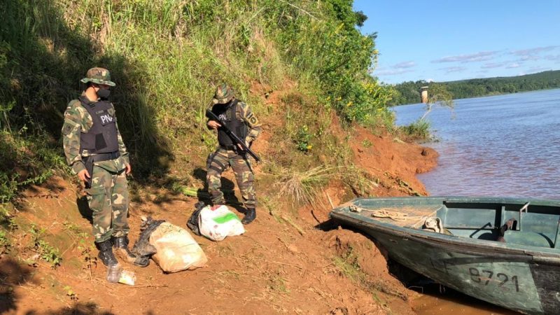 Tras ser descubiertos abandonaron 50 kilos de Marihuana