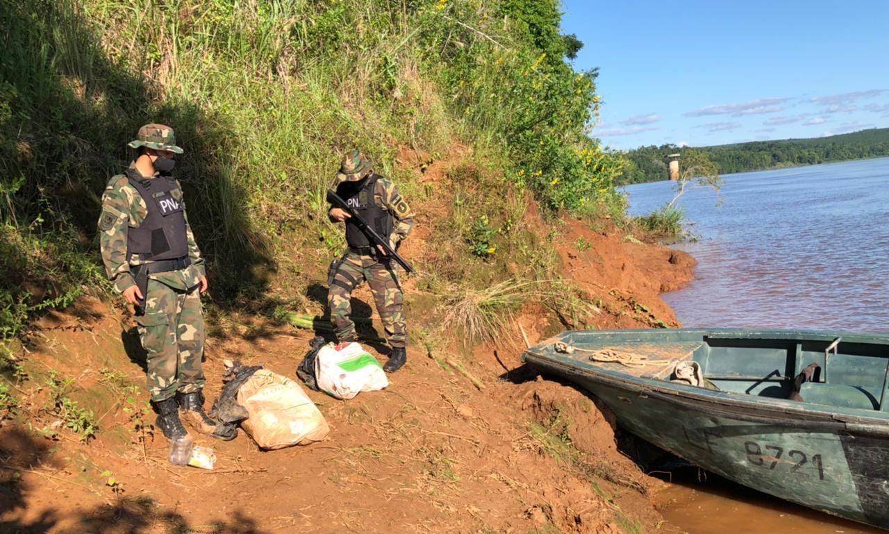 Tras ser descubiertos abandonaron 50 kilos de Marihuana