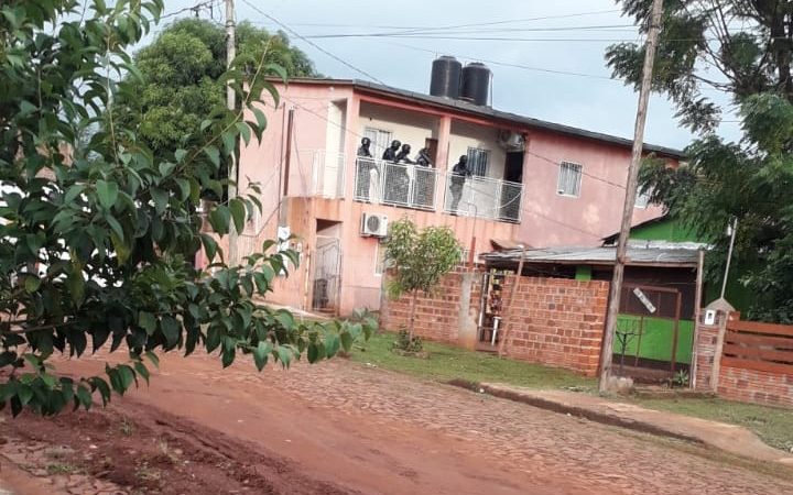 Tras ser descubierto con pornografía infantil intento suicidarse y se atrincheró en el baño