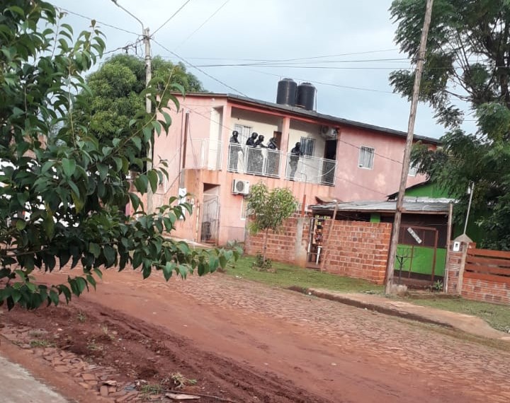 Tras ser descubierto con pornografía infantil intento suicidarse y se atrincheró en el baño