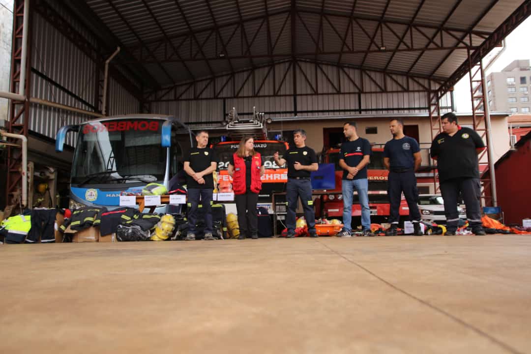 Bomberos Voluntarios de Iguazú y la ONG Española CIDE entregaron equipamiento a otros cuarteles