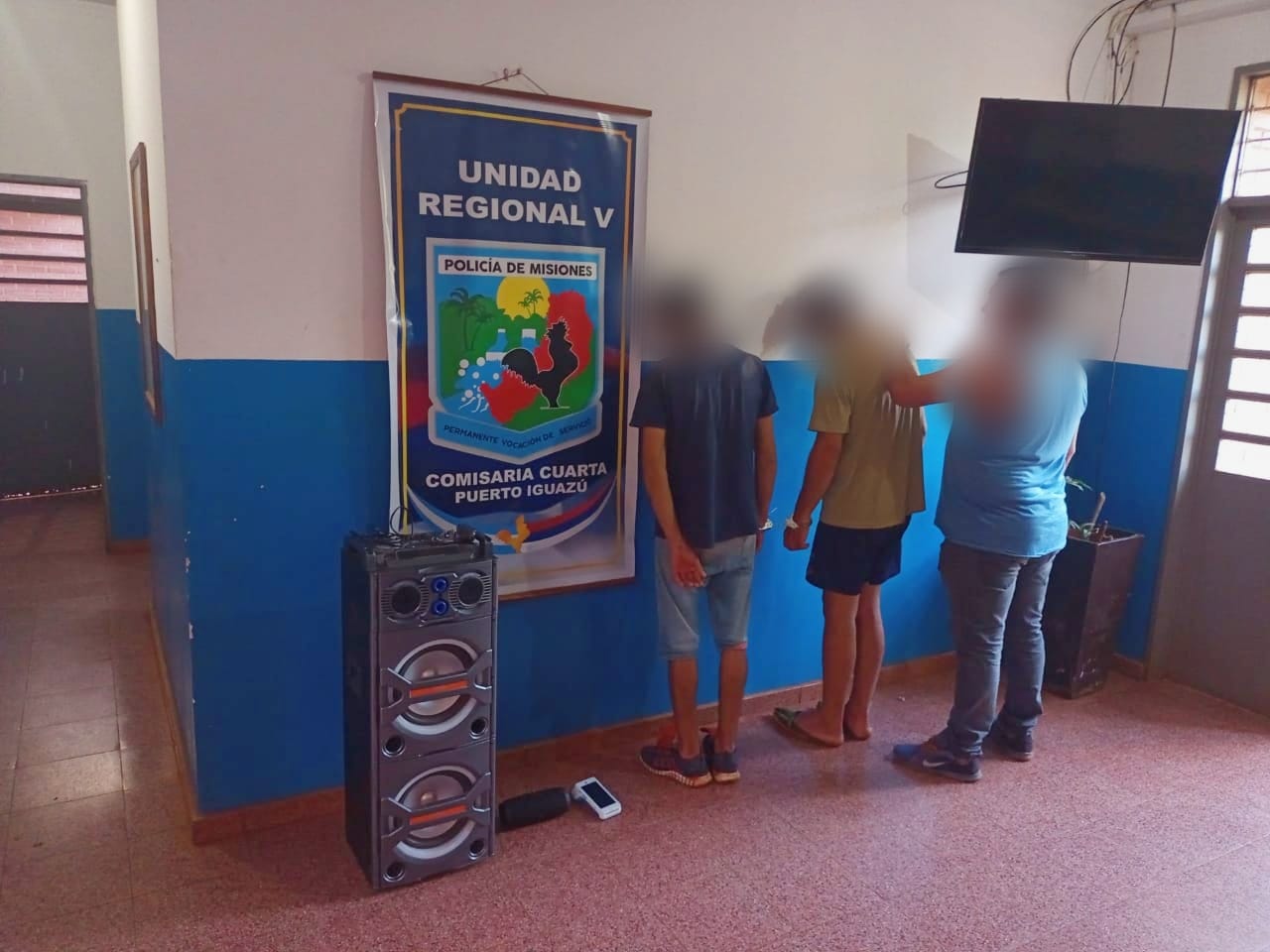 Robaron varias pertenencias de un comercio y quedaron detenidos