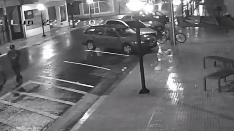 Robaron pertenencias de un auto, los identificaron por las cámaras y los detuvieron