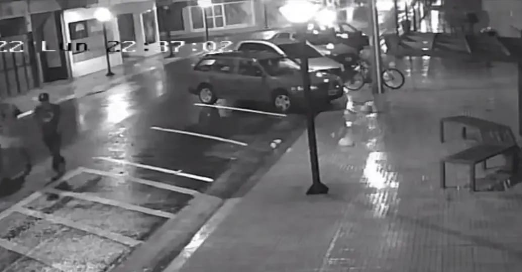 Robaron pertenencias de un auto, los identificaron por las cámaras y los detuvieron