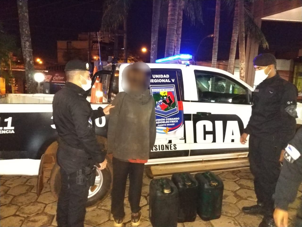 Fue sorprendido cuando robaba combustible de vehículos estacionados en un hotel