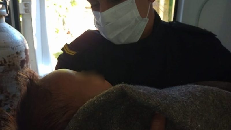 Una policía reanimó a un bebé que se había ahogado en un balde con agua