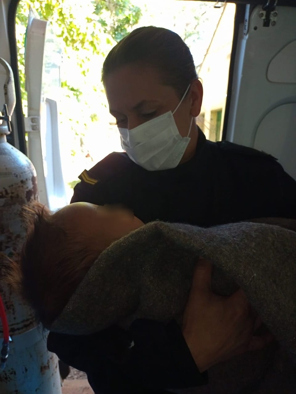 Una policía reanimó a un bebé que se había ahogado en un balde con agua