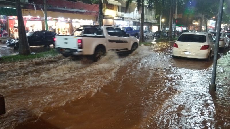 En media hora se inundó el centro de Puerto Iguazú