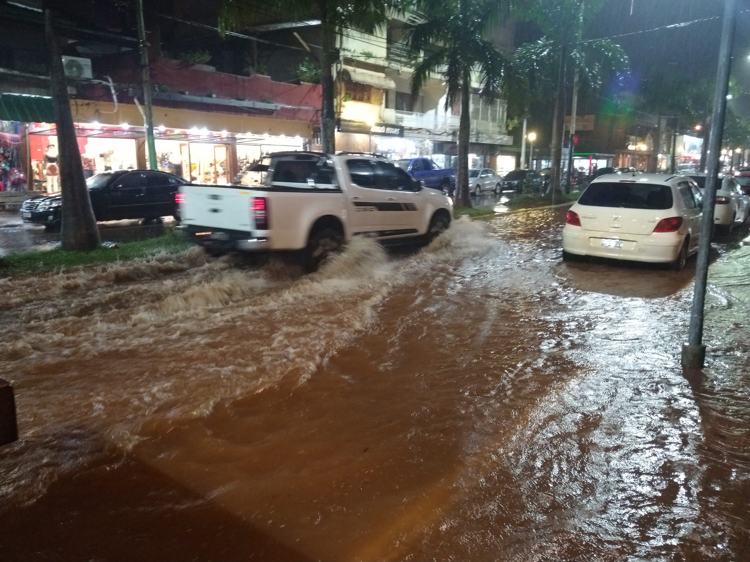 En media hora se inundó el centro de Puerto Iguazú