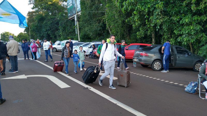 Manifestantes cortaron la ruta e impiden el ingreso a Cataratas y al aeropuerto
