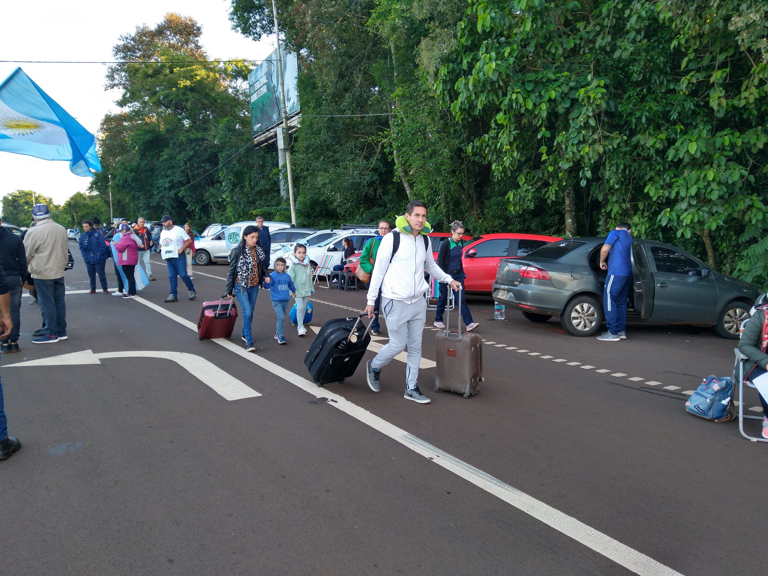 Manifestantes cortaron la ruta e impiden el ingreso a Cataratas y al aeropuerto