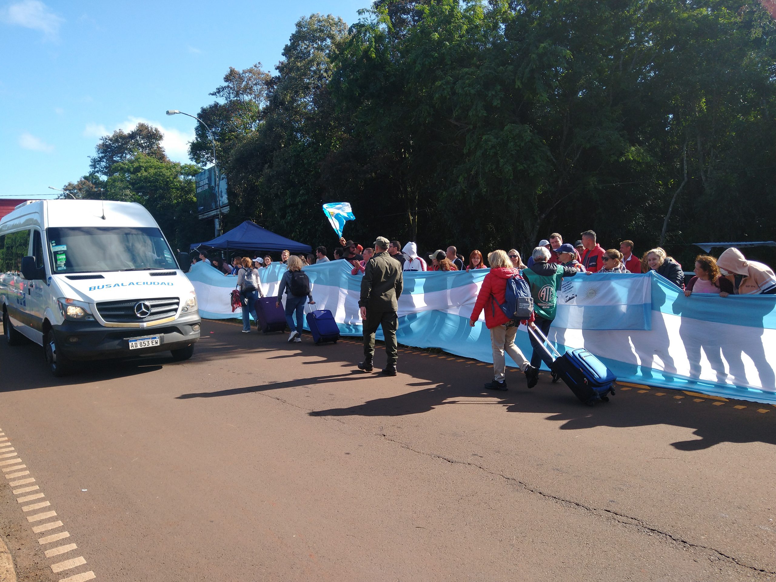 Tras el reclamo de los turistas liberaron medía calzada por 40 minutos
