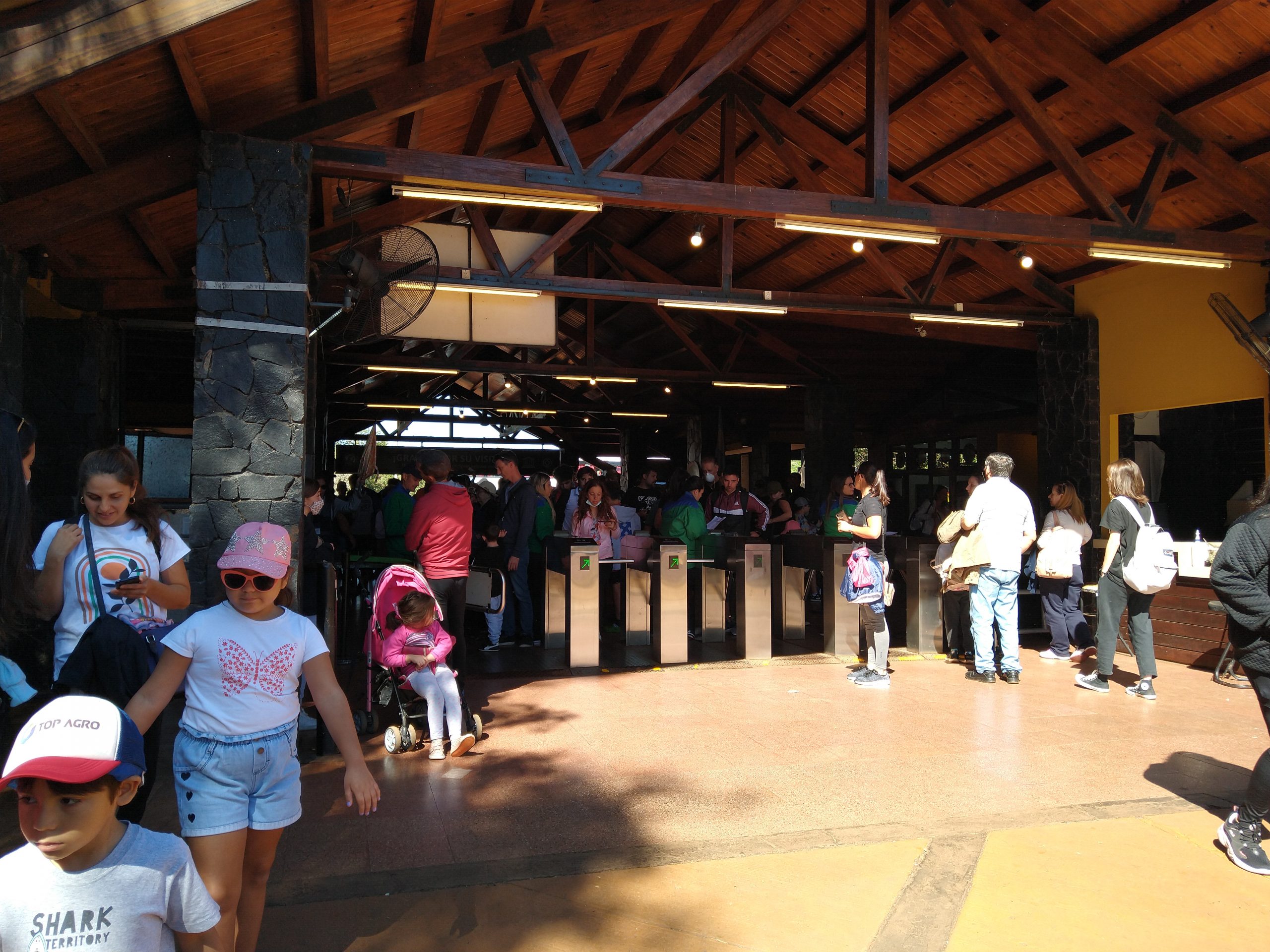 Advierten a los turistas que ingresan a cataratas después de las 12 que lo hagan con transporte público