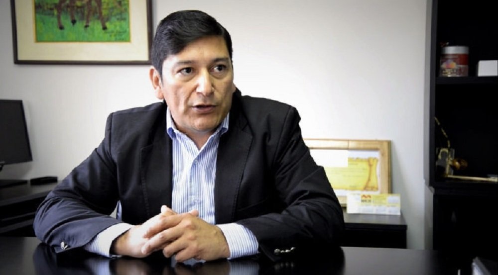 Renunció luego de que se filtraron conversaciones donde intercambiaba contratos por favores sexuales