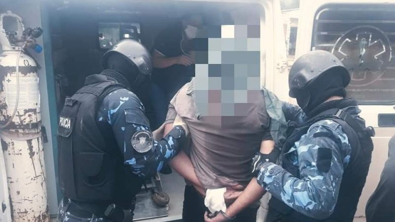 La policía apresó al hombre atrincherado en el baño de una vivienda