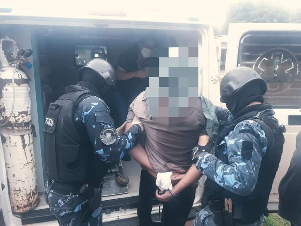 La policía apresó al hombre atrincherado en el baño de una vivienda