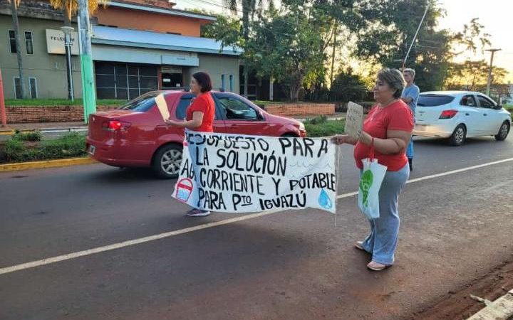 Cansados de esperar que se regularice el servicio se manifestaron frente a IMAS