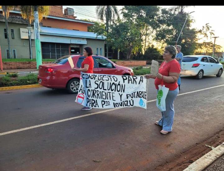 Cansados de esperar que se regularice el servicio se manifestaron frente a IMAS