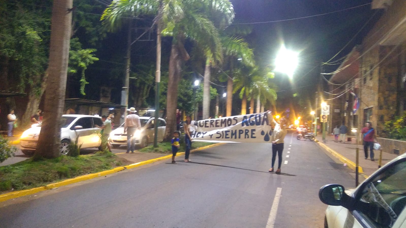 Manifestación y escrache en casa de concejal para exigir agua potable