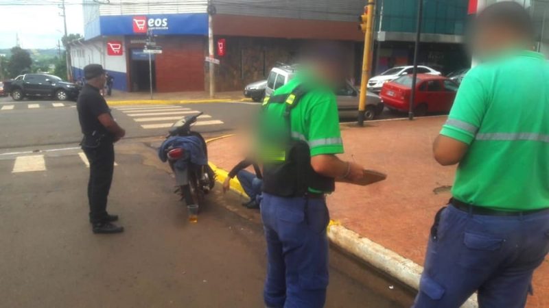 Borrachos realizaban maniobras peligrosas con una motocicleta y fueron detenidos