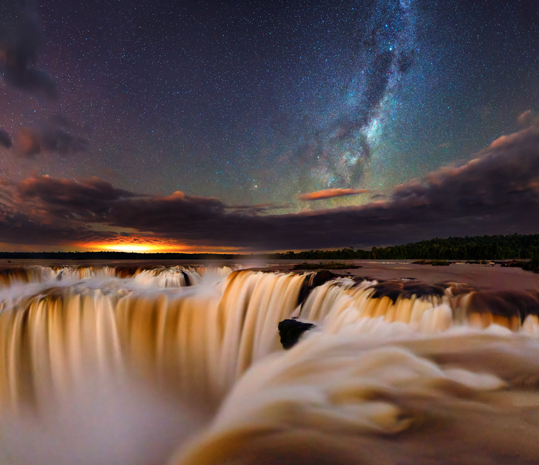 Tomaron fotos que muestran a las Cataratas argentinas de noche y bajo las estrellas.