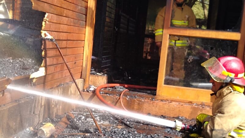 Con 4 dotaciones, los Bomberos Voluntarios de Iguazú lograron salvar una vivienda