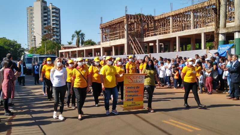 Con un emotivo homenaje al personal de salud volvió el desfile Cívico Militar a Iguazú