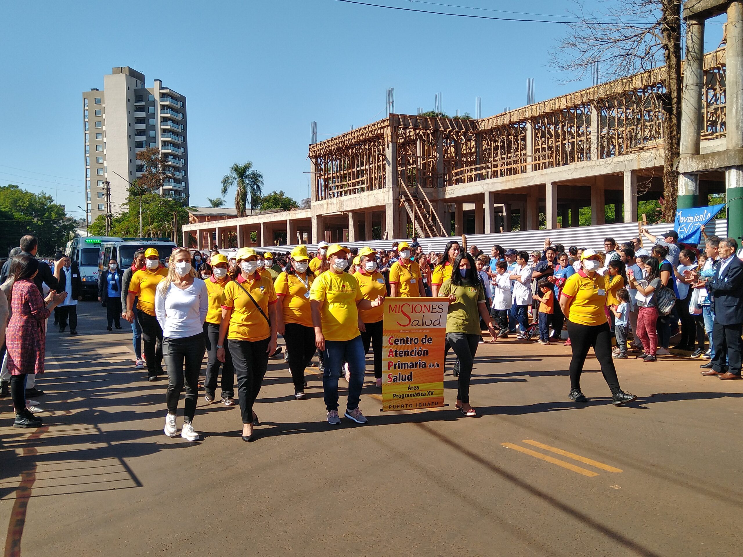 Con un emotivo homenaje al personal de salud volvió el desfile Cívico Militar a Iguazú