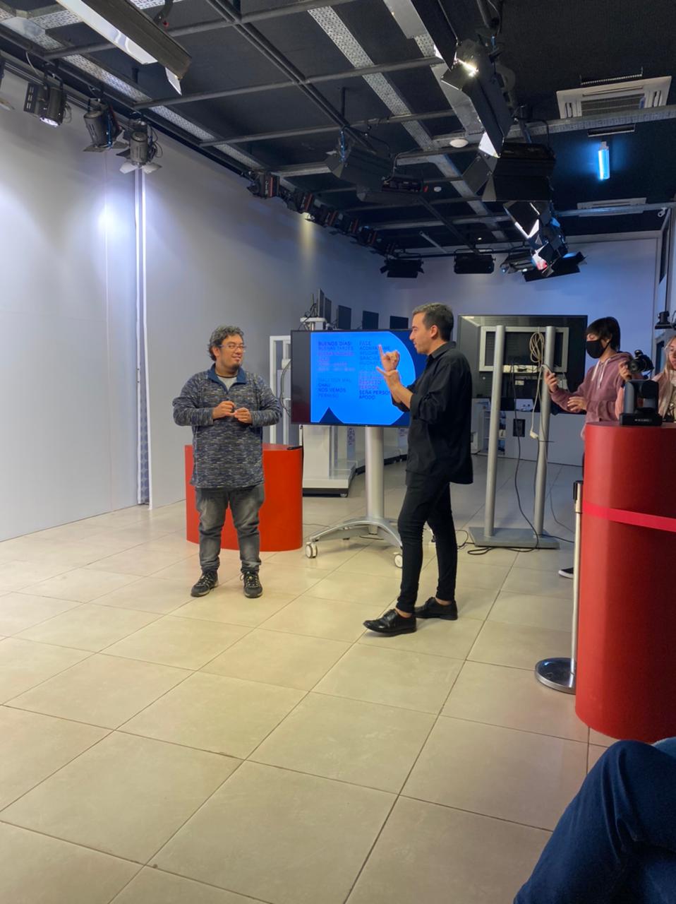 El personal del Iplyc se capacita en lenguaje de señas