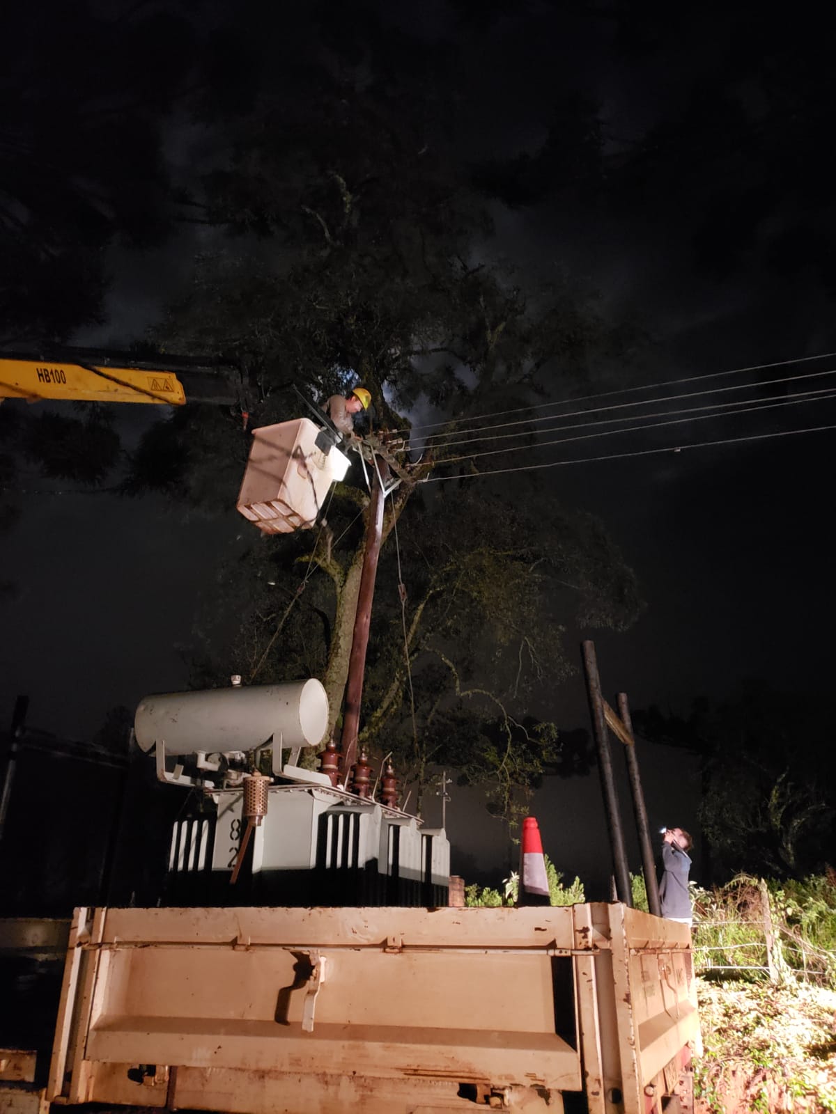 Continúan los trabajos preventivos de mantenimiento de redes eléctricas en la provincia