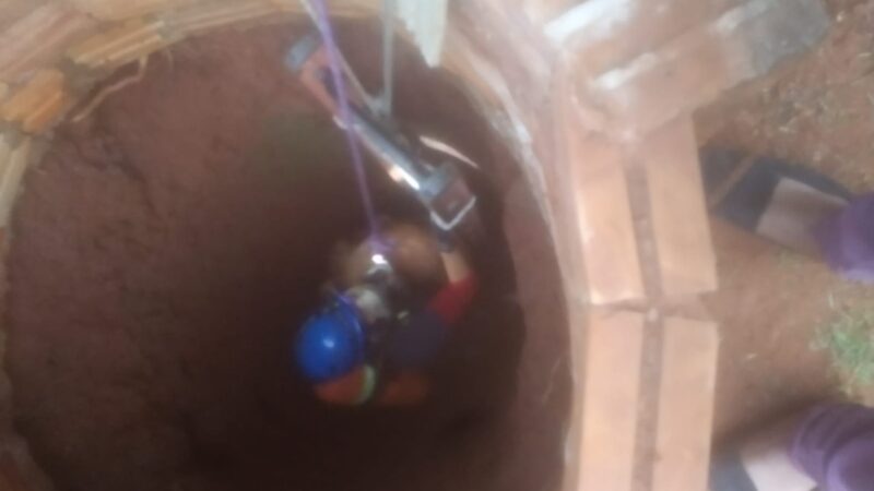 Rescataron a una perra de un pozo de 12 metros de profundidad