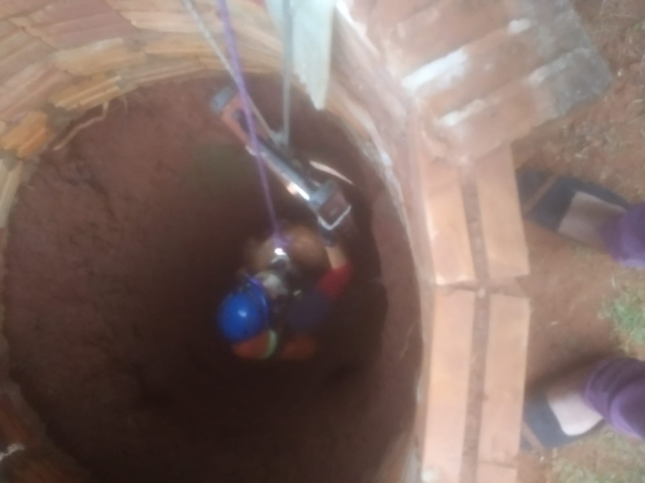 Rescataron a una perra de un pozo de 12 metros de profundidad