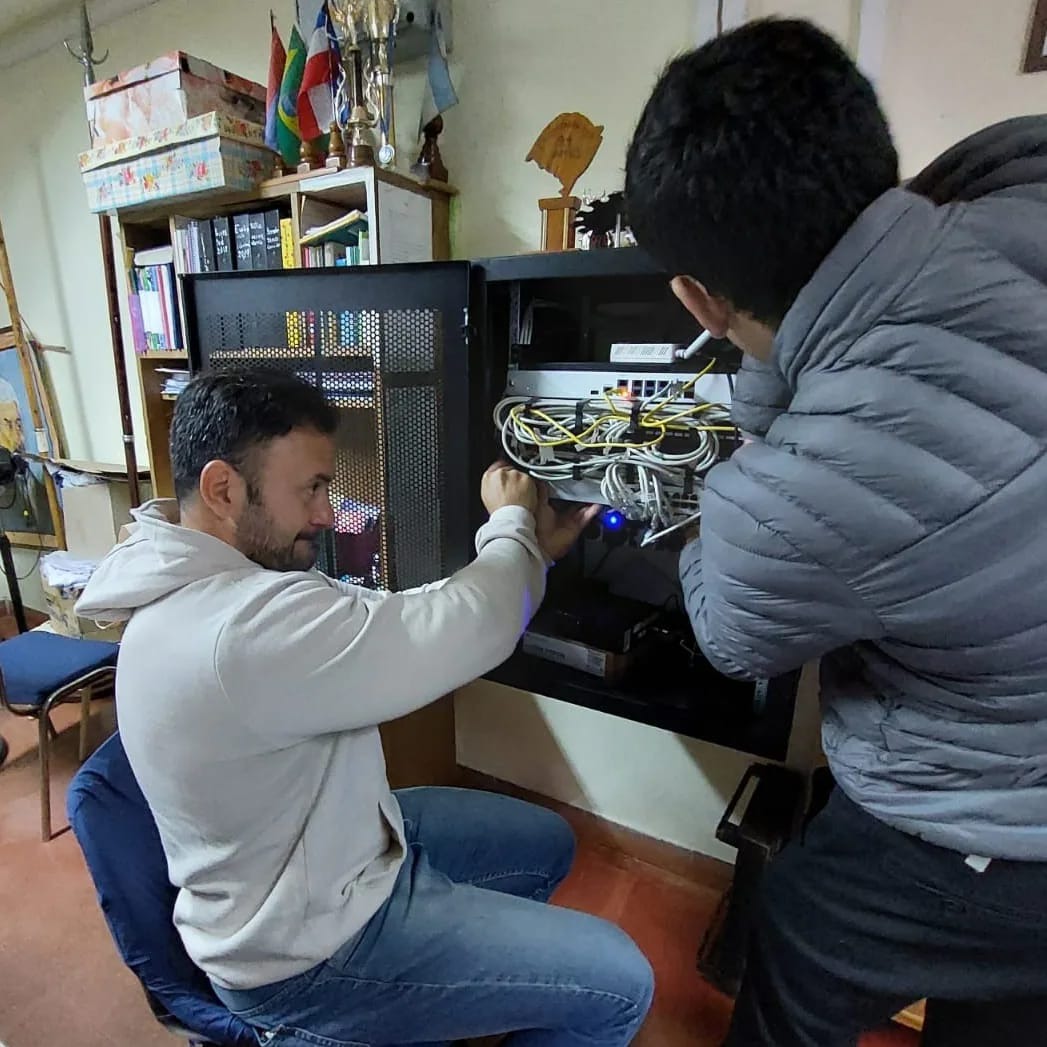 Realizan el relevamiento y mantenimiento del piso tecnológico en más de 80 instituciones