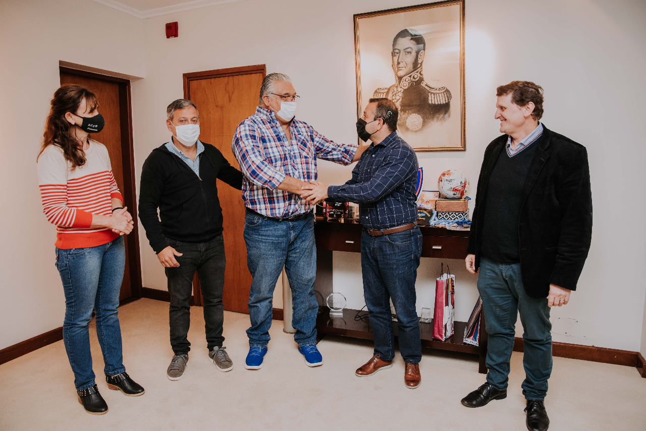 Herrera Ahuad entregó subsidio a la federación del voleyball de Misiones