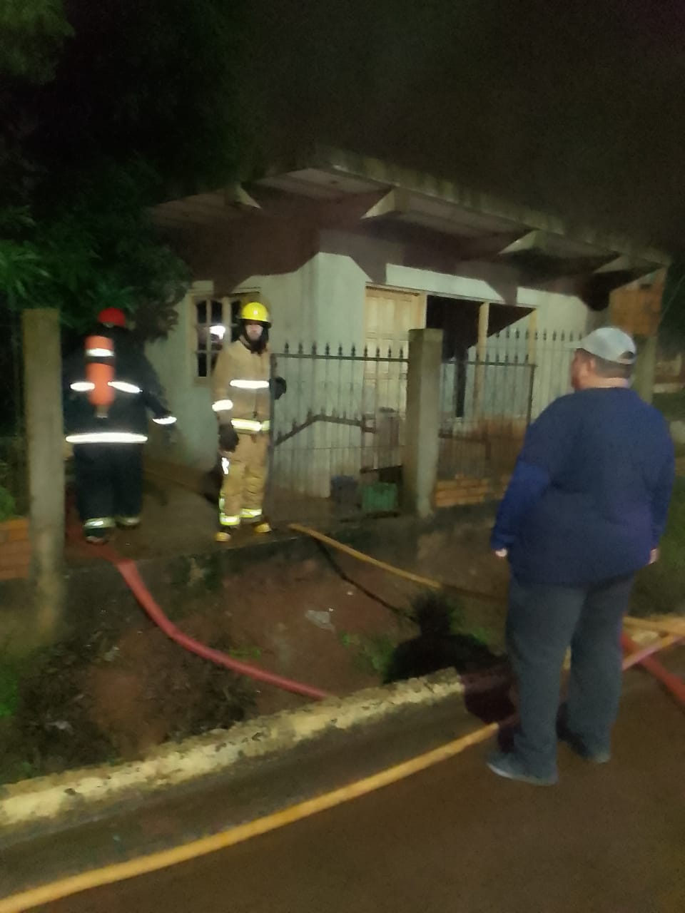 Bomberos extinguieron un incendio de  vivienda, lograron salvar gran parte del inmueble