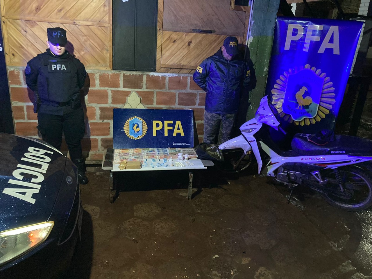 Tenían cocaína, intentaron escapar y chocaron contra el portón de una vivienda