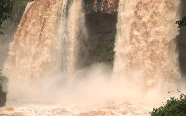 Casi 10 millones de litros de agua caen por los saltos de cataratas