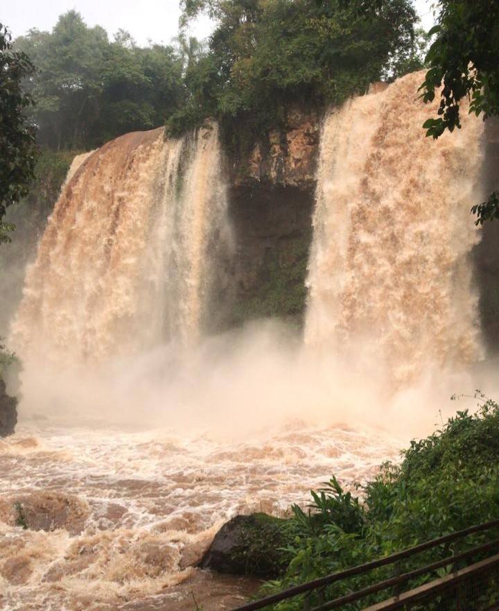 Casi 10 millones de litros de agua caen por los saltos de cataratas