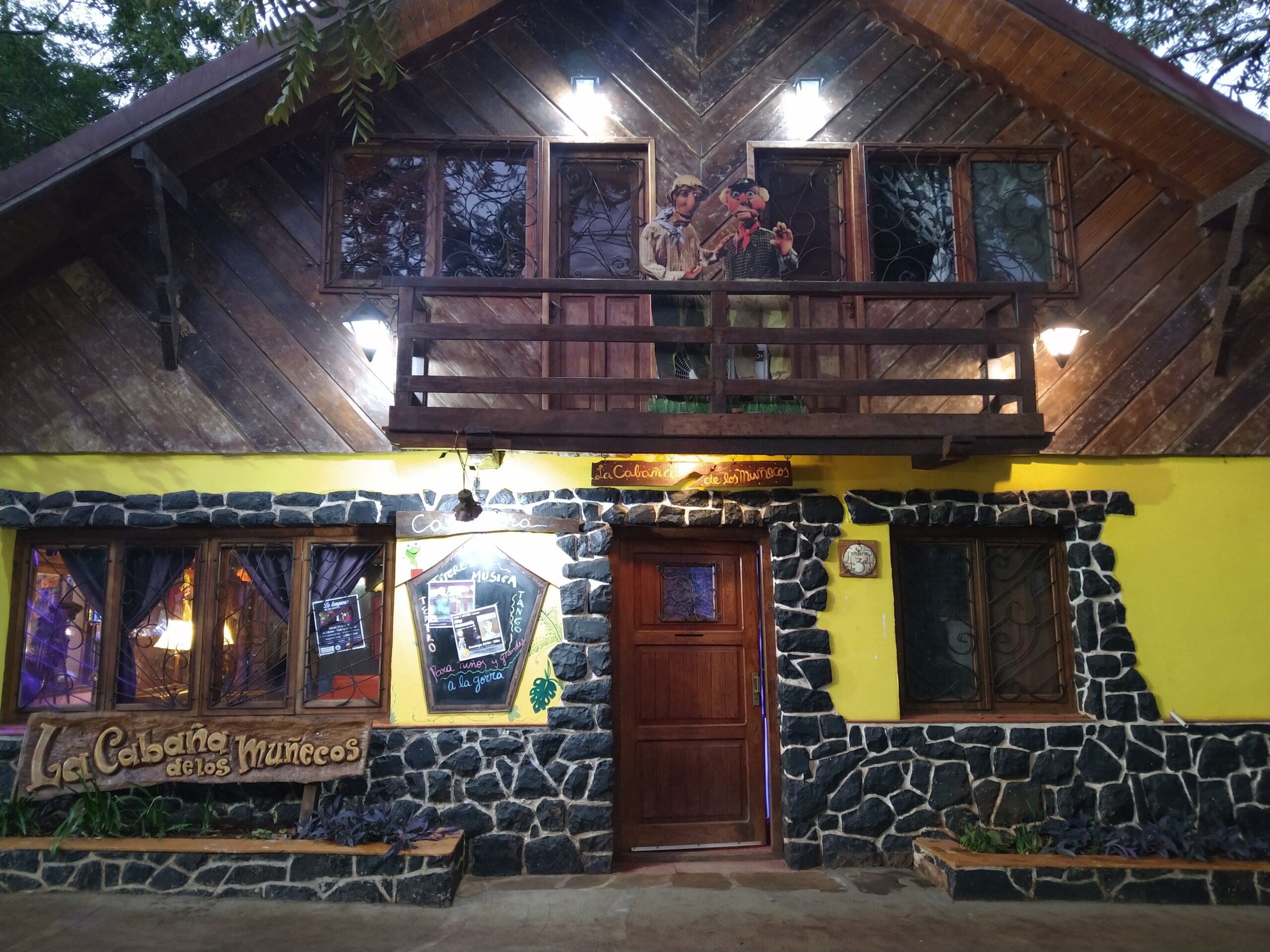 Este domingo, noche de teatro y música en La cabaña de los muñecos