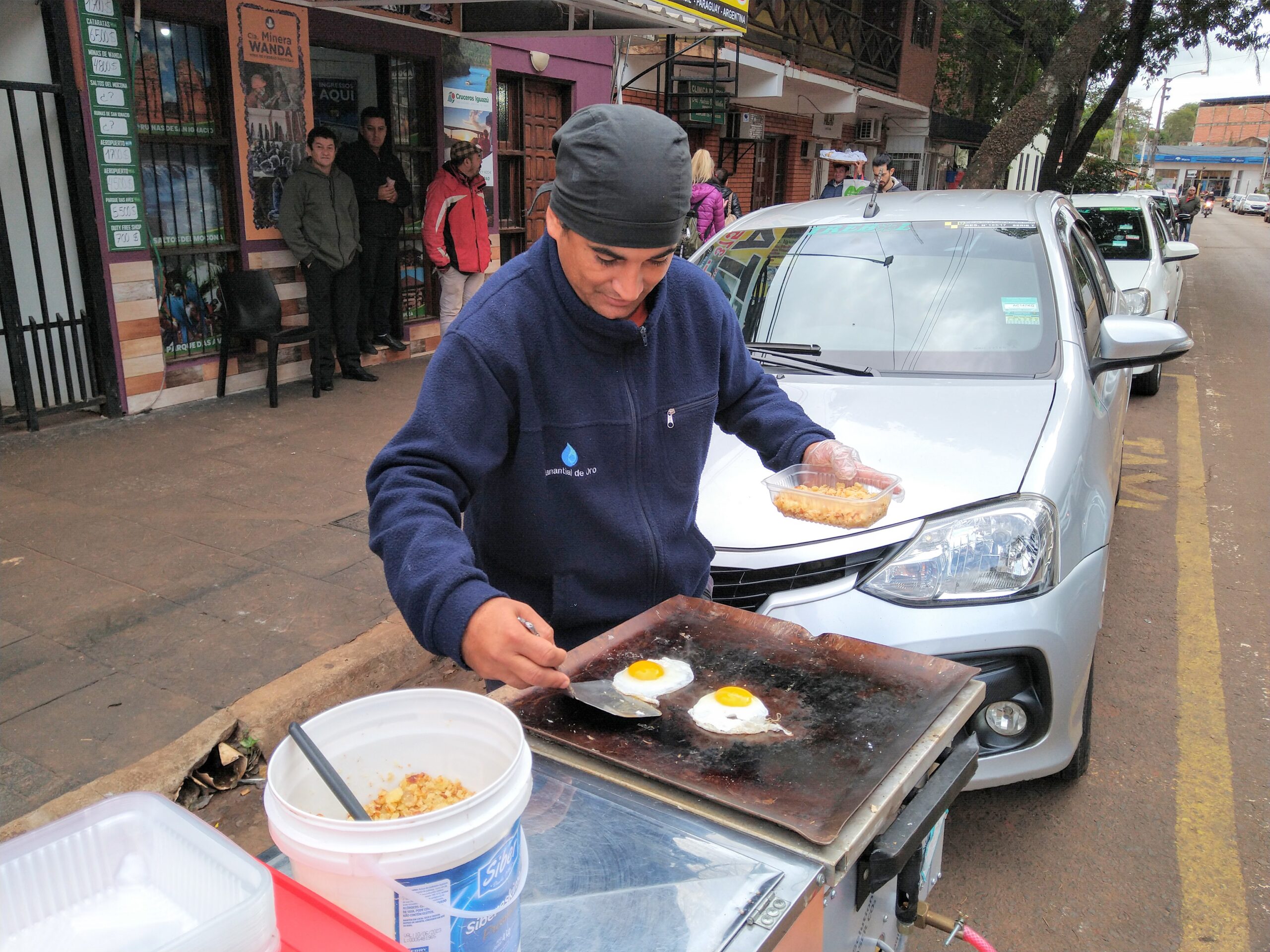 Ofrece desayuno tradicional misionero en las calles de Iguazú