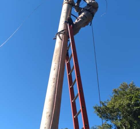 Amplían las líneas eléctricas rurales en Santo Pipó y Pozo Azul