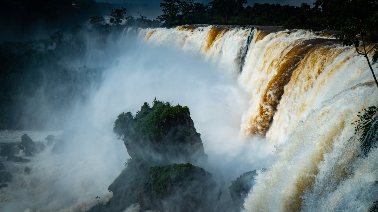 Turistas disfrutan de un espléndido paisaje en cataratas con casi tres veces su caudal normal