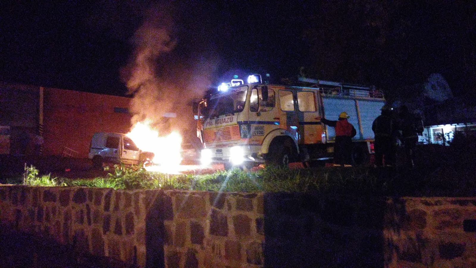 Se incendió un vehículo utilitario en zona industrial