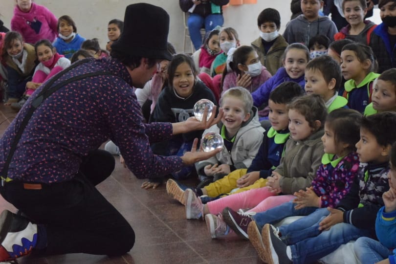 Celebraron el cumple de la Escuela N° 883 y entregaron mobiliario en Apostoles