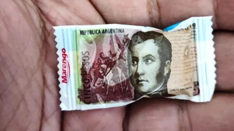 El billete de $5 volvió en forma de caramelos: una empresa los usa como vuelto