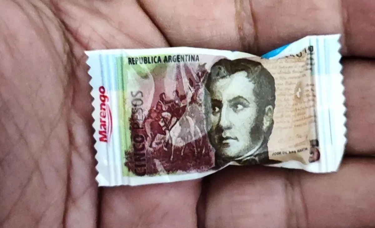 El billete de $5 volvió en forma de caramelos: una empresa los usa como vuelto